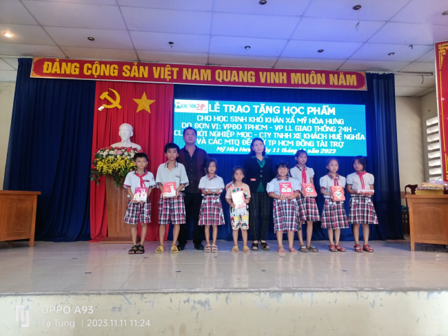 Trao tặng học phẩm cho học sinh nghèo hiếu học tại An Giang
