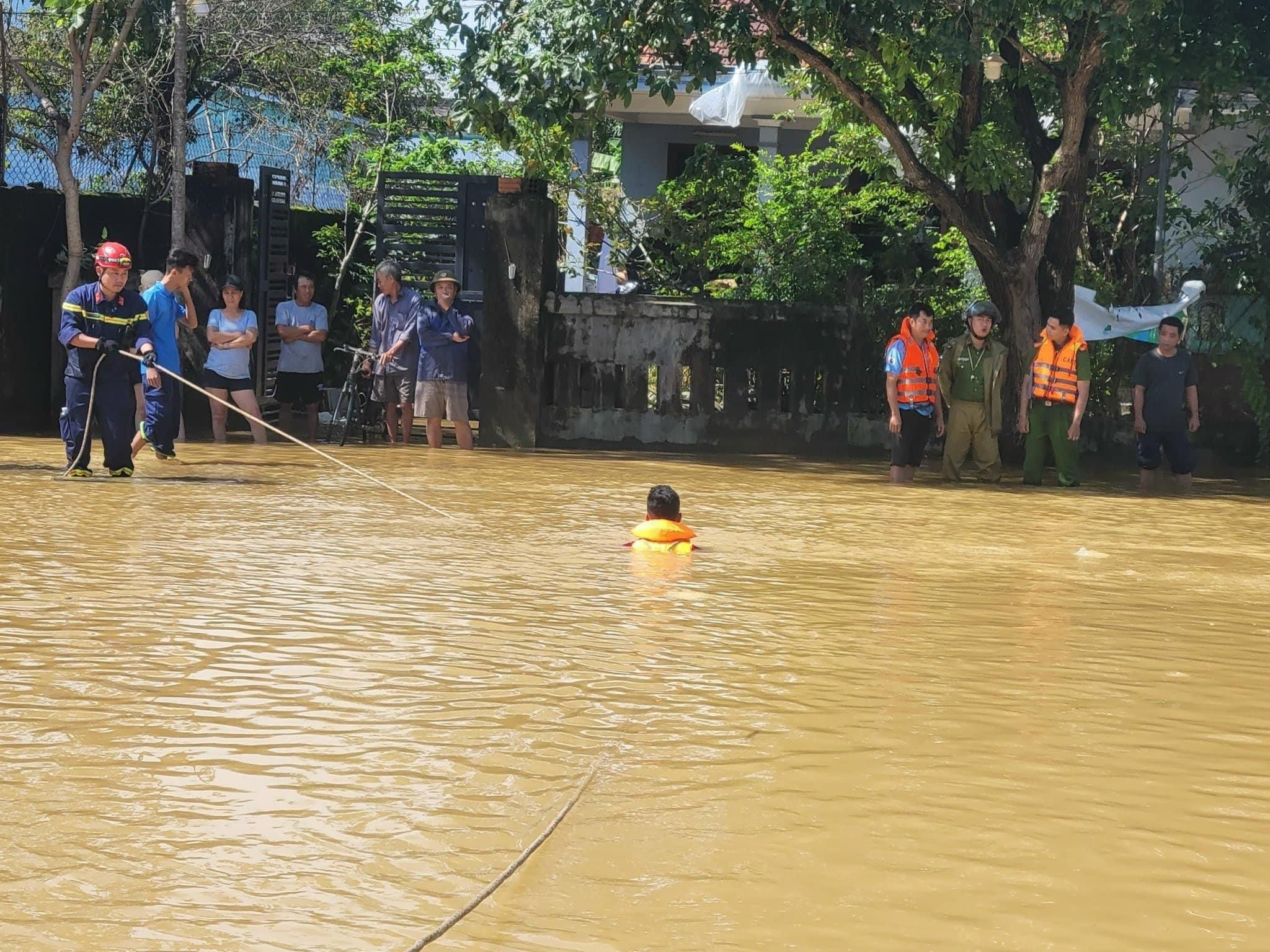 Thừa Thiên Huế: Nỗ lực tìm kiếm cháu bé 3 tuổi rơi xuống kênh mất tích