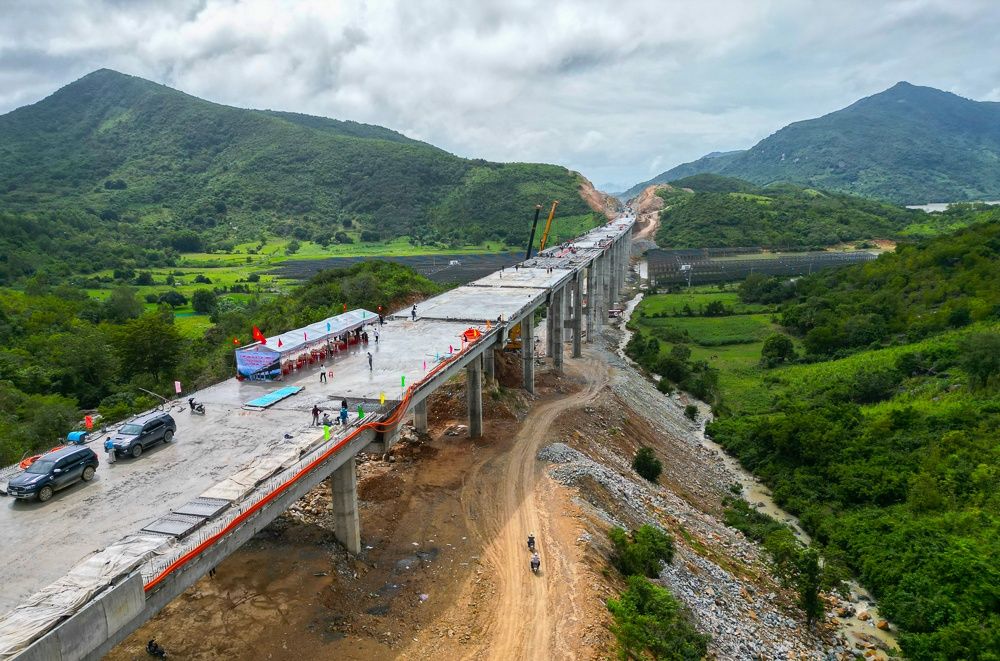 Hợp long Cầu lớn nhất cao tốc Cam Lâm - Vĩnh Hảo sau gần 20 tháng thi công