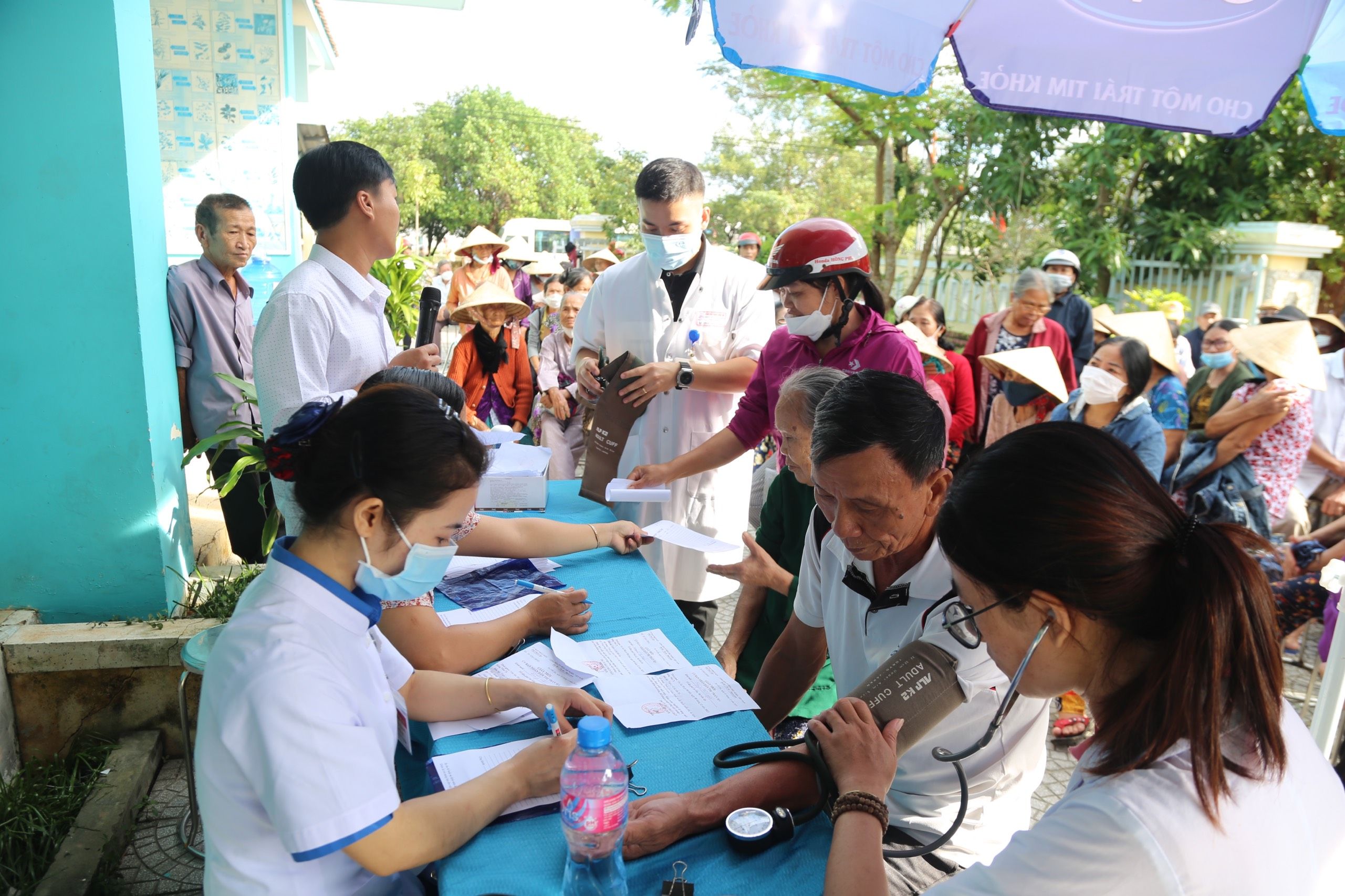Bệnh viện TW Huế: Thăm khám miễn phí cho bà con rốn lũ Quảng Điền