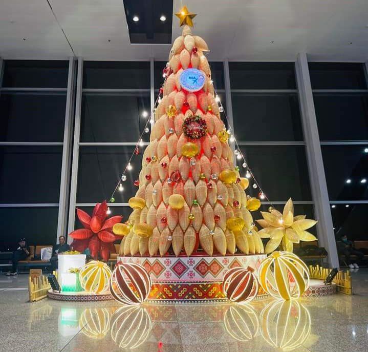 Độc đáo cây thông bằng đó tre tại sân bay Nội Bài chào đón giáng sinh 2023