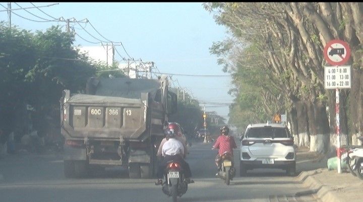 Xe quá tải ngang nhiên chạy vào giờ cấm ở Tp Biên Hoà
