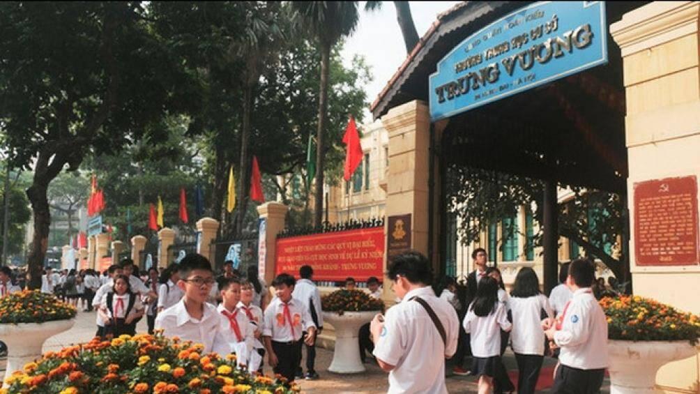 Hà Nội: Xác minh tin người phụ nữ mặc áo xe ôm công nghệ lừa đón học sinh