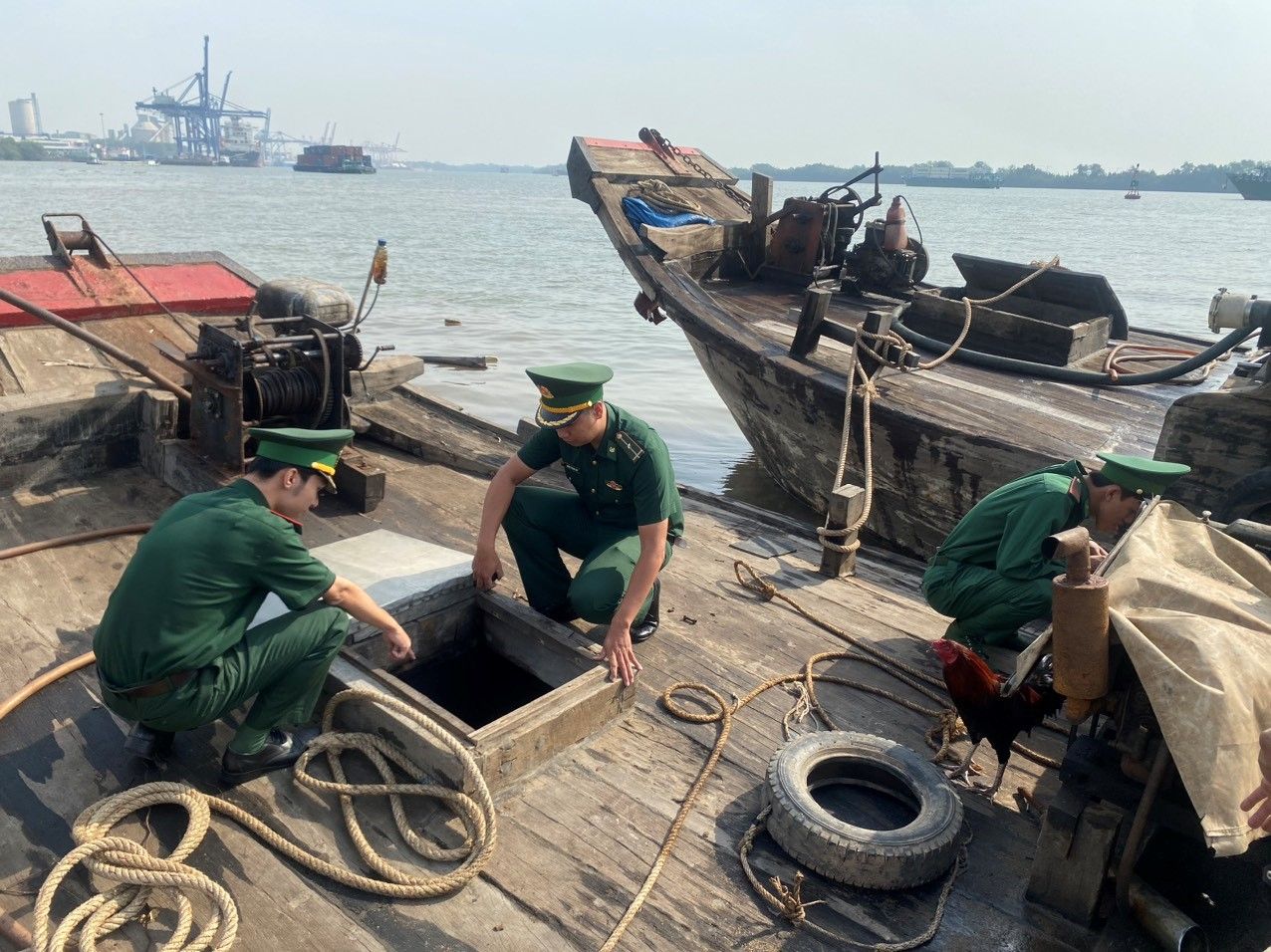 Phát hiện tạm giữ 2 phương tiện chở cát hút trộm trên sông Đồng Nai 