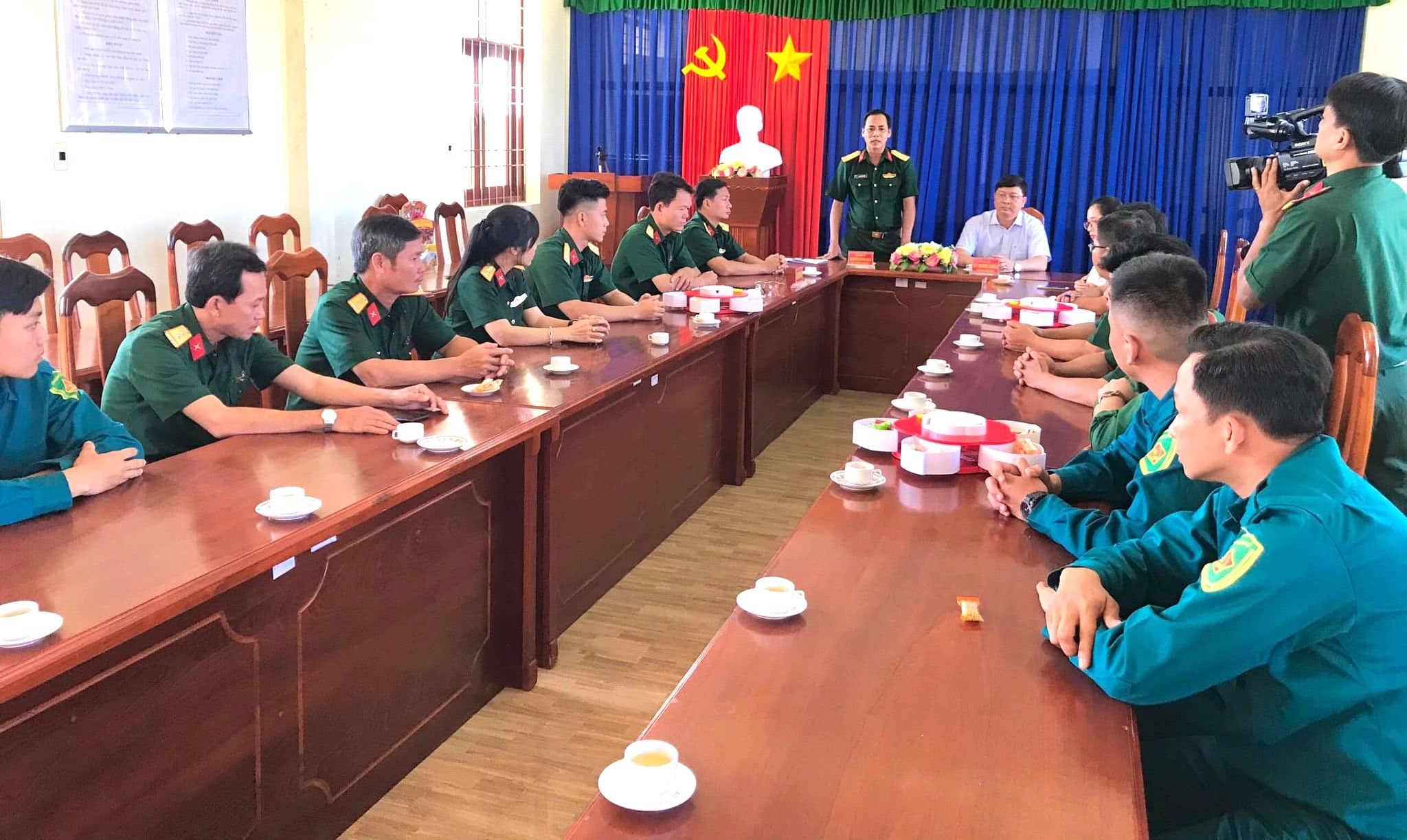 Cà Mau: Chủ tịch UBND huyện đến chúc tết Ban chỉ huy Quân sự và Công an huyện Đầm Dơi