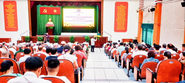 Quận Tân Phú - TP. Hồ Chí Minh: Trao huy hiệu Đảng cho 136 đảng viên đợt 3/2 