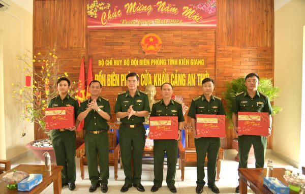 Chính ủy Bộ đội Biên phòng tỉnh Kiên Giang: Đến chúc tết các đơn vị Biên phòng tuyến đảo Phú Quốc