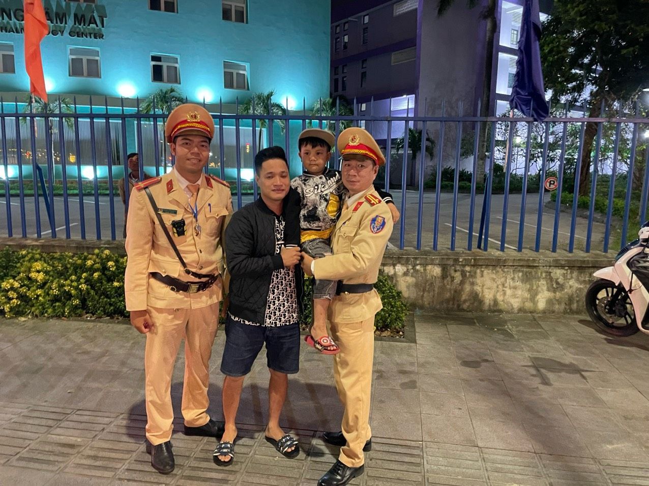 Thừa Thiên Huế: Lực lượng CSGT giúp đỡ bé trai đi lạc tìm lại người thân