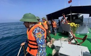 Tàu cá chìm sau đâm va tàu hàng: Chạy đua thời gian tìm 2 ngư dân mất tích