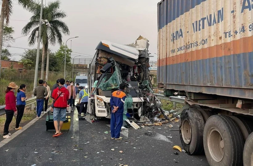 Đồng Nai: Tai nạn ở đường dẫn vào trạm dừng nghỉ, 13 người chết và bị thương