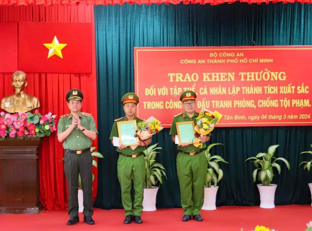 Công an TP.HCM  khen thưởng  CBCS Công an quận Tân Bình về thành tích phá án xuất sắc
