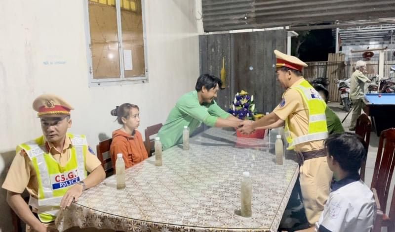 Cảnh sát Giao thông TP. Cần Thơ đưa cháu bé 13 tuổi ở Vĩnh Long đi lạc về nhà an toàn