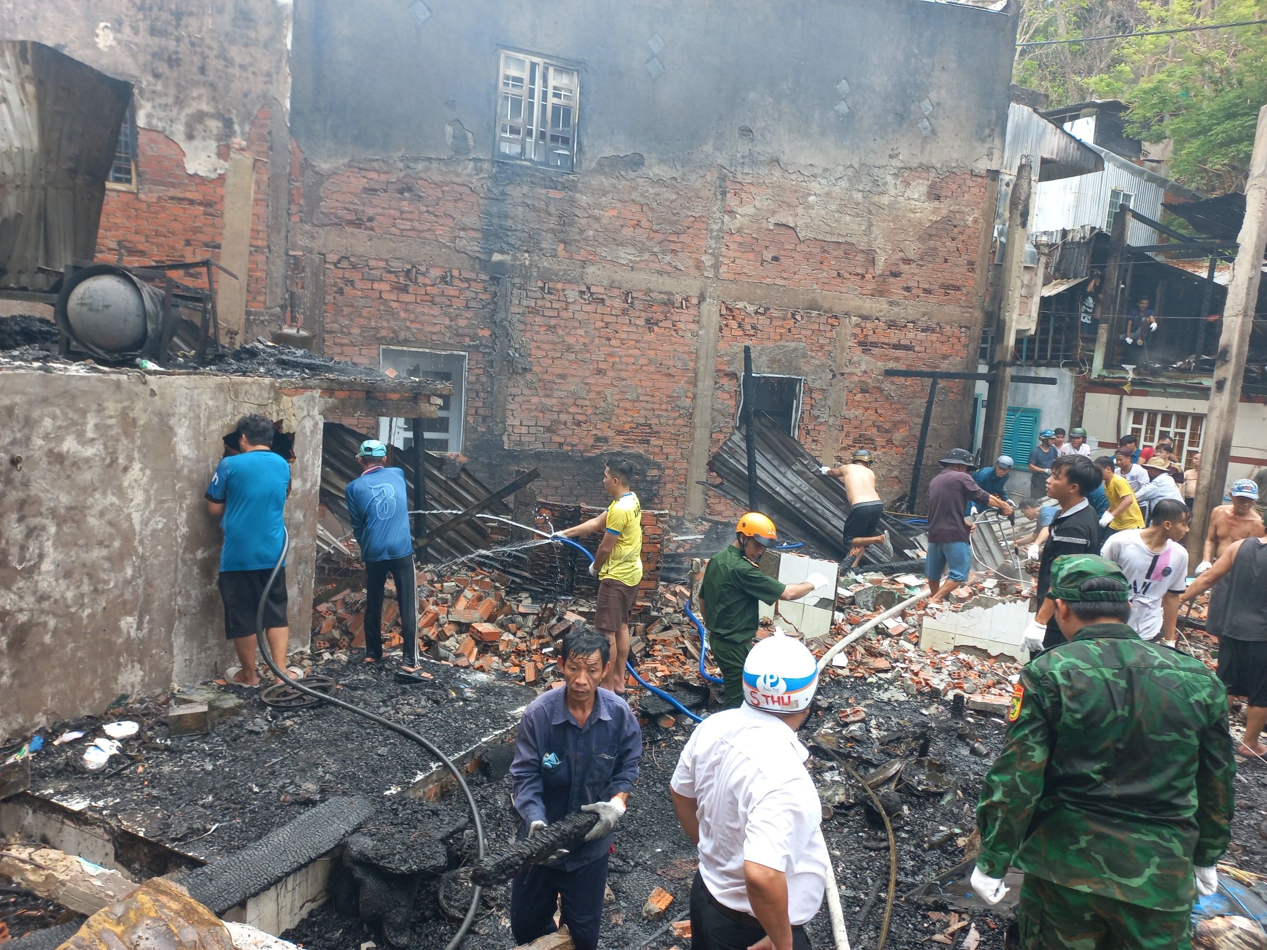 Cán bộ, chiến sĩ đồn Biên phòng Nam Du: Tham gia chữa cháy nhà dân tại địa bàn đóng quân