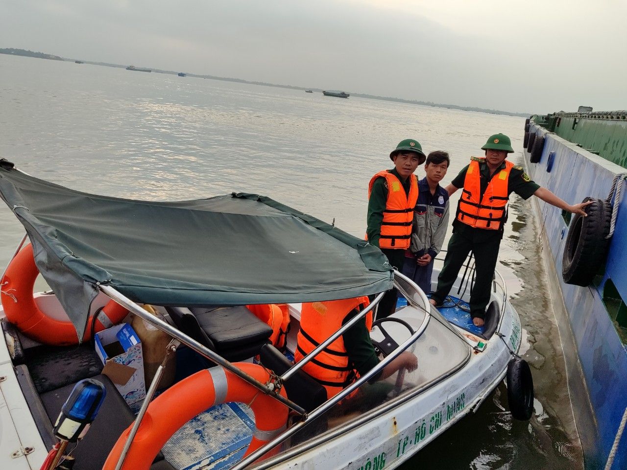 Cứu vớt người bị trôi dạt trên sông Soài Rạp sau vụ va chạm giữa Sà lan và tàu Bảo Long 05