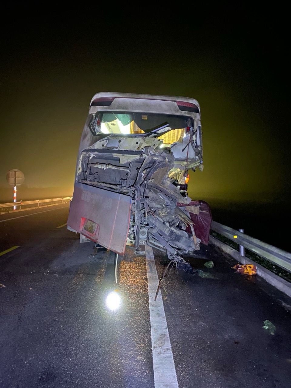 Xe khách va chạm xe tải trên cao tốc Cam Lộ - La Sơn, 2 người tử vong