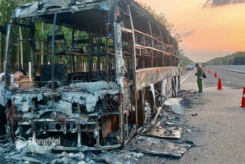 Xe khách giường nằm bất ngờ bốc cháy trên cao tốc Phan Thiết-Dầu Giây