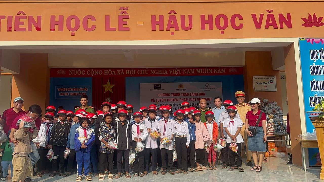 Trao tặng mũ bảo hiểm, phổ biến pháp luật ATGT cho học sinh miền núi Quảng Trị