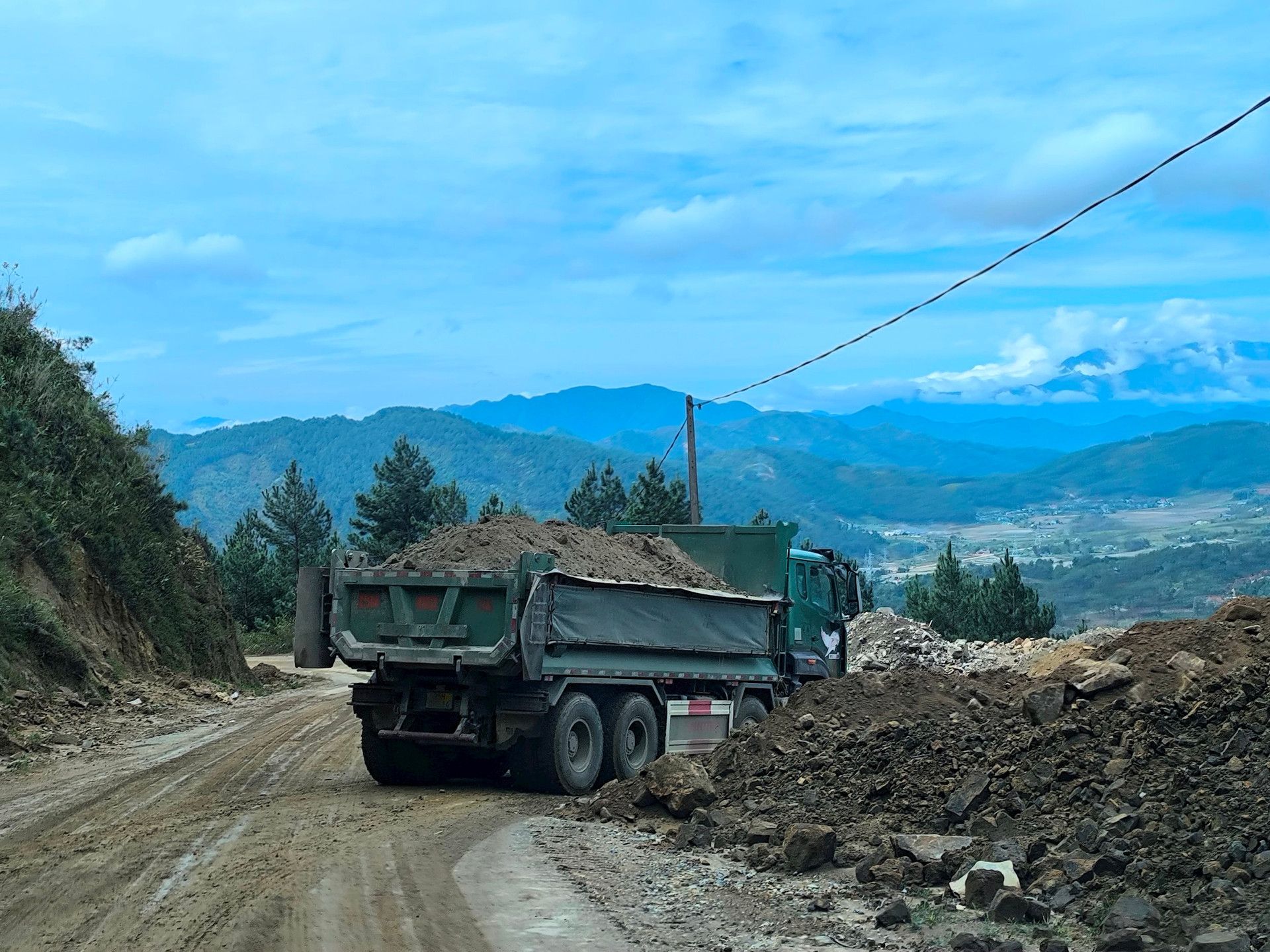 Huyện Than Uyên (Lai Châu): Đơn vị thi công đổ thải xuống vệ rừng?