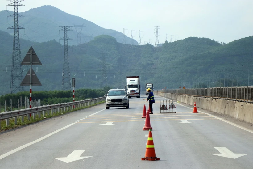 Bổ sung hệ thống an toàn trên Cao tốc Cam Lộ-La Sơn sau các vụ tai nạn liên tiếp