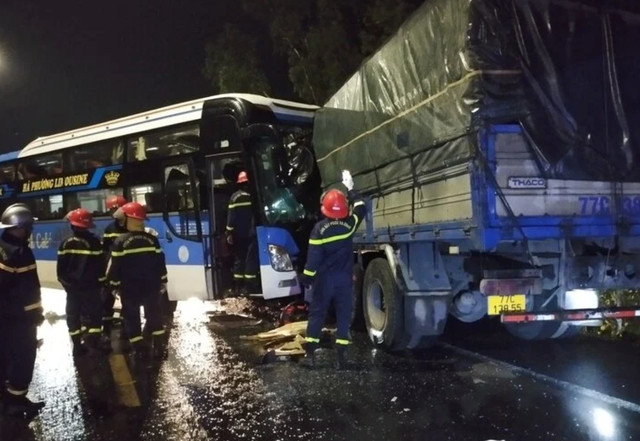 TNGT giữa xe tải và xe khách trên QL1D qua Phú Yên khiến 8 người thương vong