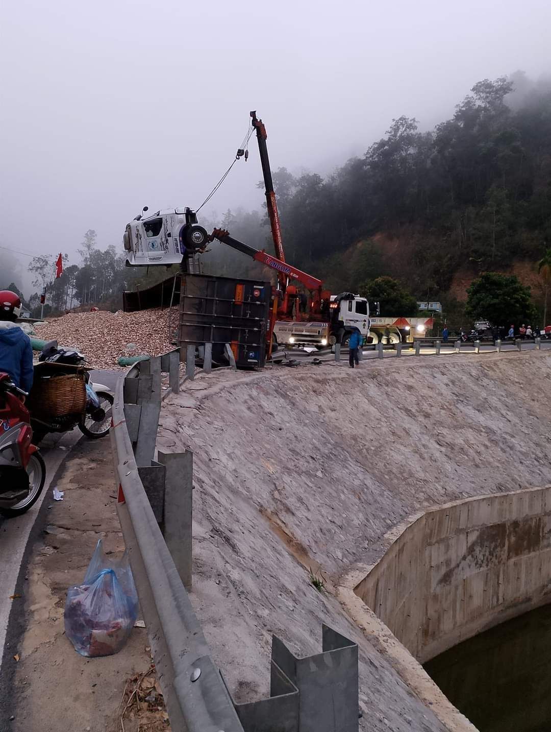 Quốc lộ 279 tê liệt do xe đầu kéo bị lật khi qua đèo Tà Cơn