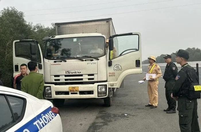 Bắt 4 người dừng ôtô trên cao tốc Hà Nội-Hải Phòng để đánh bạc