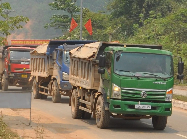 Giám đốc Công an tỉnh Quảng Nam chỉ đạo kiểm tra xe chở đất 