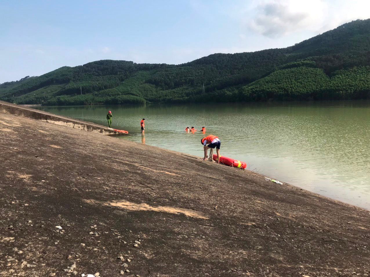 Hà Tĩnh: Thi thể hai nam sinh đuối nước tại đập Khe Xai đã được tìm thấy