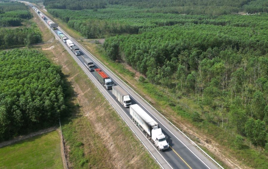 Cấm xe vào cao tốc Cam Lộ - La Sơn: Gánh nặng đè lên doanh nghiệp vận tải