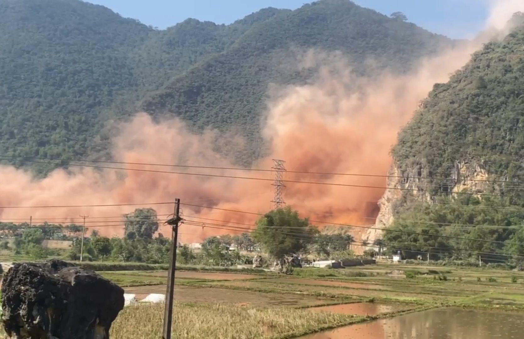 Hòa Bình: Xác minh vụ nổ mìn gây ô nhiễm, khói bụi ở mỏ đá Chiềng Châu