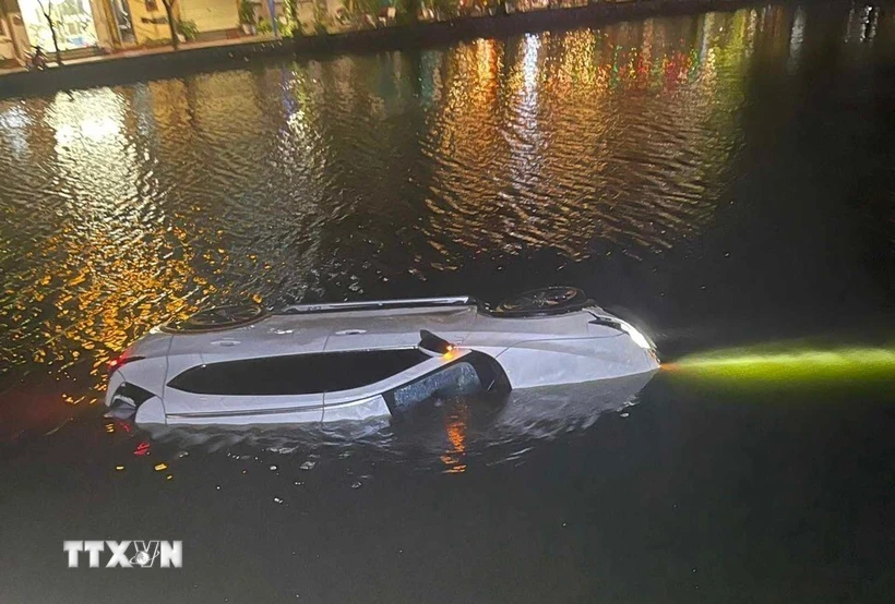 Hải Dương: Xe ôtô lao xuống sông Sặt khiến lái xe tử vong