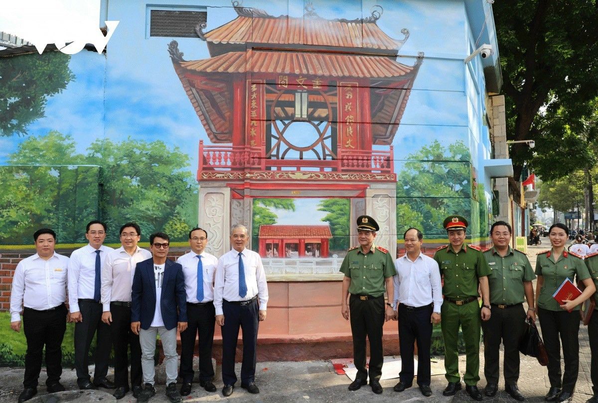 Khánh thành công trình bích họa “Việt Nam tươi đẹp” thứ 10 tại TP HCM