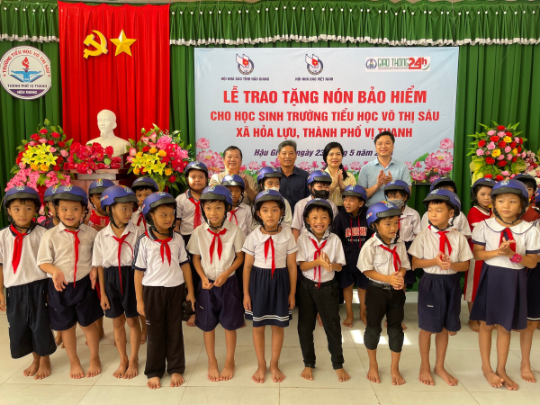 Trao tặng nón bảo hiểm cho học sinh Trường Tiểu học tại xã Hỏa Lựu, TP. Vị Thanh, tỉnh Hậu Giang