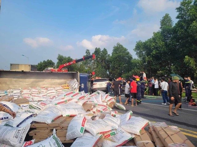 Tài xế ôtô con tử vong sau tai nạn với xe tải trên cao tốc Nội Bài - Lào Cai