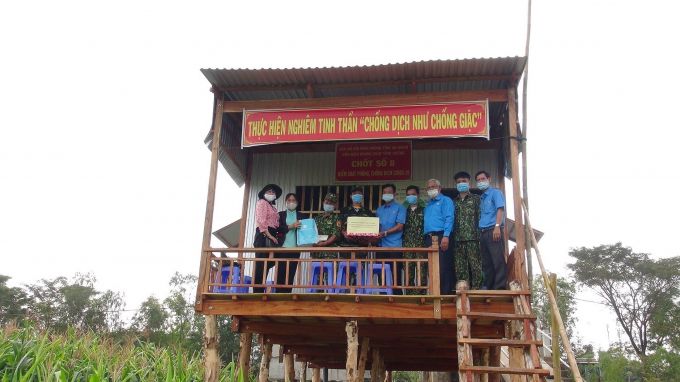 Đoàn công tác tỉnh An Giang tặng quà Tết các chốt kiểm soát dịch dọc biên giới