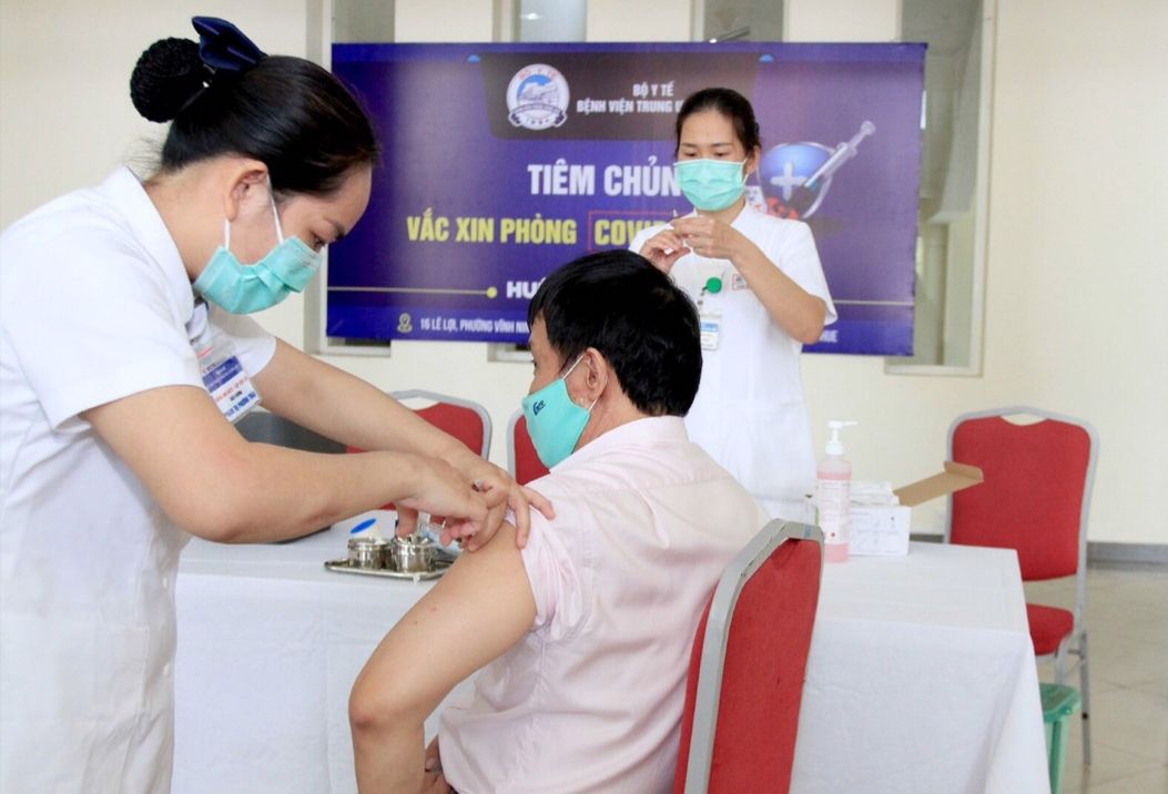 Bệnh viện TW Huế triển khai tiêm chủng vắc-xin COVID-19 cho nhân viên y tế