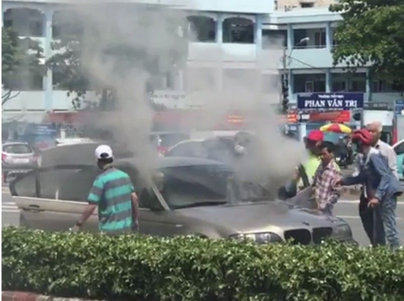 Ô tô BMW bốc cháy ngùn ngụt trên Đại Lộ Phạm Văn Đồng 