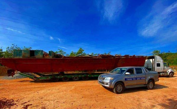 Bình Thuận: Bắt giữ xe đầu kéo chở tàu sắt dài 22 mét trên QL55