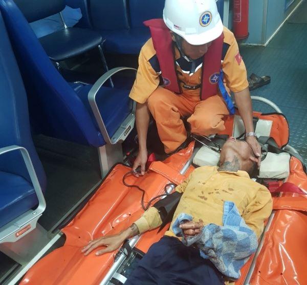 Cứu nạn ngư dân Phú Yên bị dập cánh tay trên biển