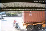 Từ vụ xe máy dừng sau container bị cuốn vào gầm, bài học đắt giá cho người đi xe máy
