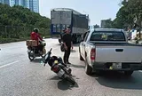 Dựng lại hiện trường vụ xe bán tải tạt đầu, 3 người suýt ngã vào rơ-moóc ở Hà Nội