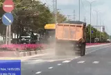 Xe ben chở đất đá rơi vãi trên đường liên cảng Cái Mép (TP.HCM): Hiểm họa TNGT rình rập