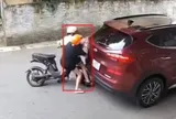 Đang đi dừng xe giữa đường, ô tô gây hoạ cho xe máy