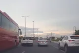 Chuyển làn như chỗ không người, ôtô con nhận bài học đắt giá