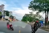 Sang đường không quan sát, người phụ nữ đi xe máy điện suýt trả giá đắt