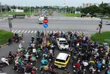 TP.HCM: Xuất hiện tình trạng xe máy đi ngược chiều tại nút giao Xa lộ Hà Nội - Song Hành