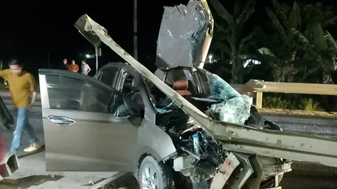 VIDEO: Ô tô tông vào lan can đường vỡ nát, tài xế lành lặn cầm điện thoại ra khỏi xe