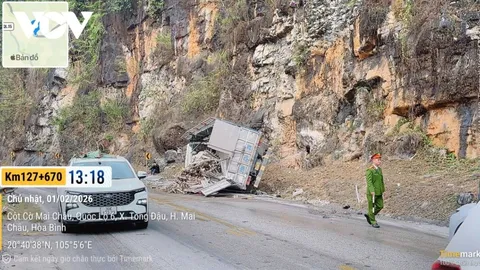 Không làm chủ tốc độ, xe tải gây tai nạn khiến 2 người bị thương ở Mai Châu