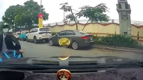 Ô tô từ ngõ ra bị xe máy đâm vỡ kính, ai sai?