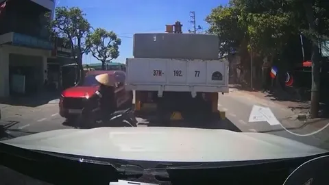 Xe máy lao ra đường như chỗ không người dù bị khuất tầm nhìn
